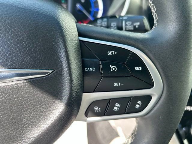 Used 2023 Chrysler Pacifica Touring-L FWD image 17