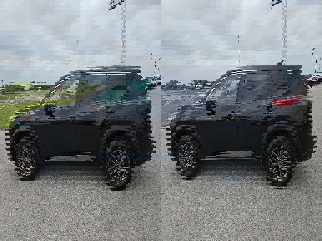 Used 2024 Nissan Rogue S image 3