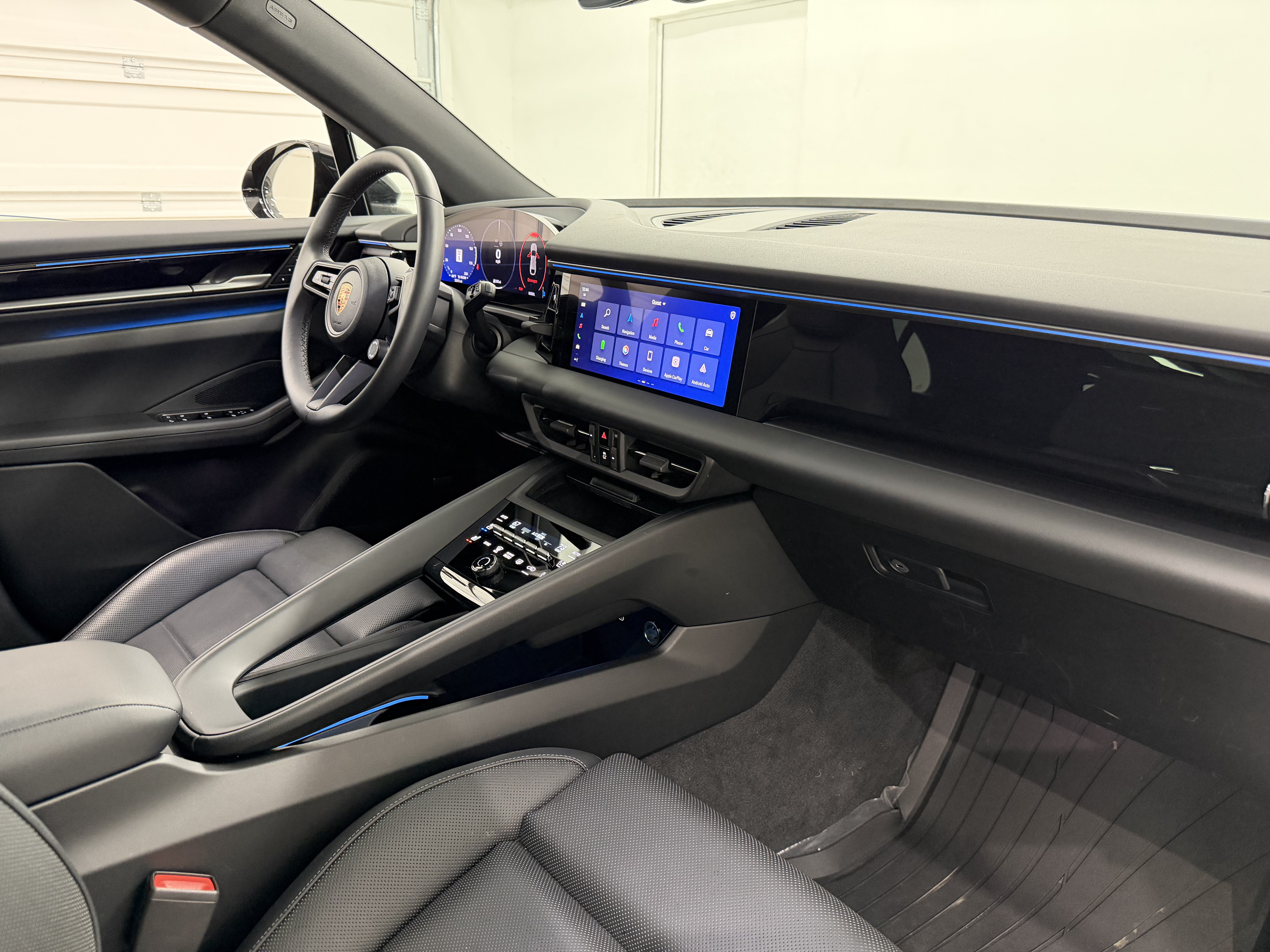 Certified 2025 Porsche Macan Electric RWD image 24