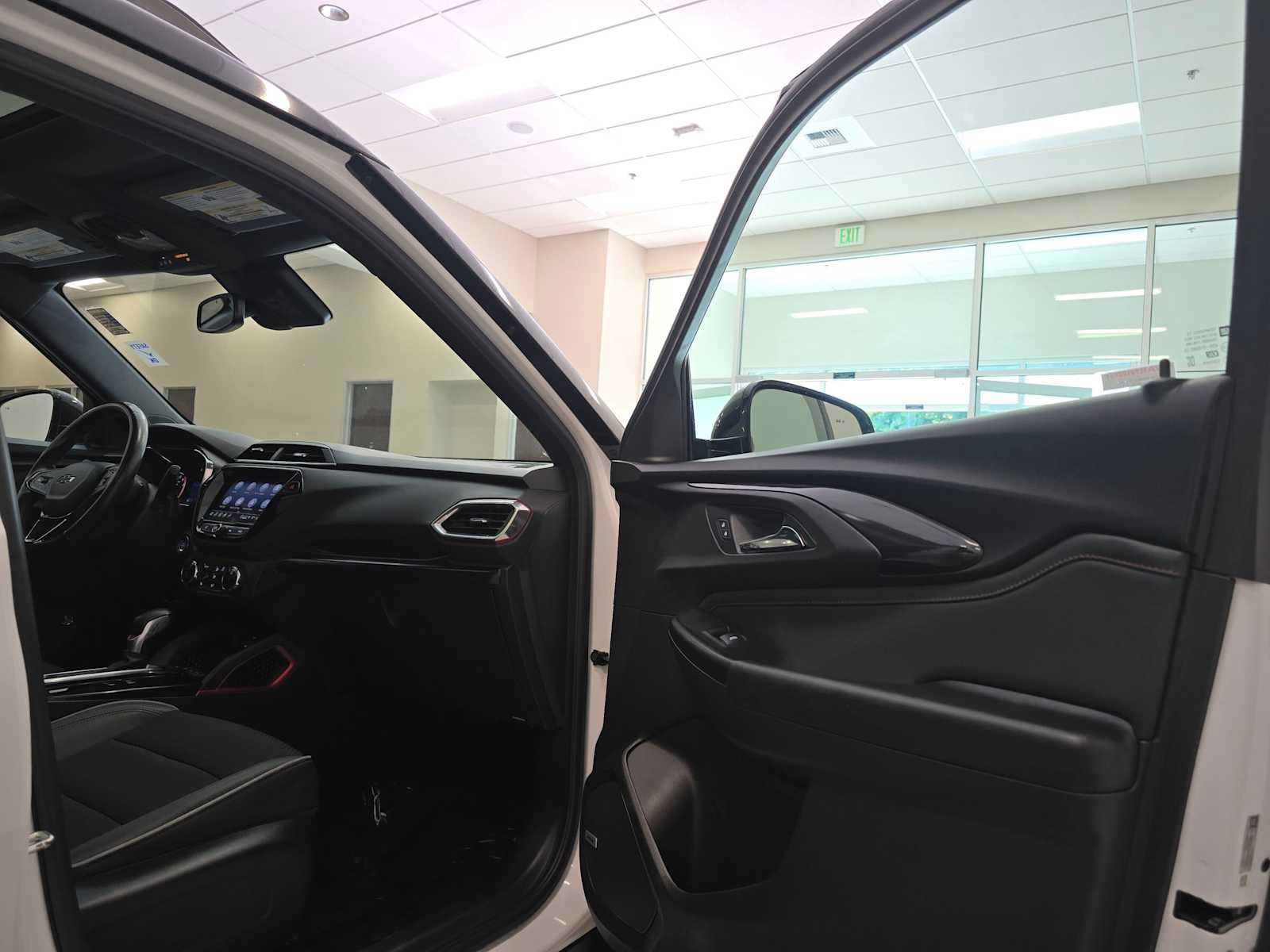 Used 2021 Chevrolet TrailBlazer RS w/ Sun and Liftgate Package AWD/4WD image 29