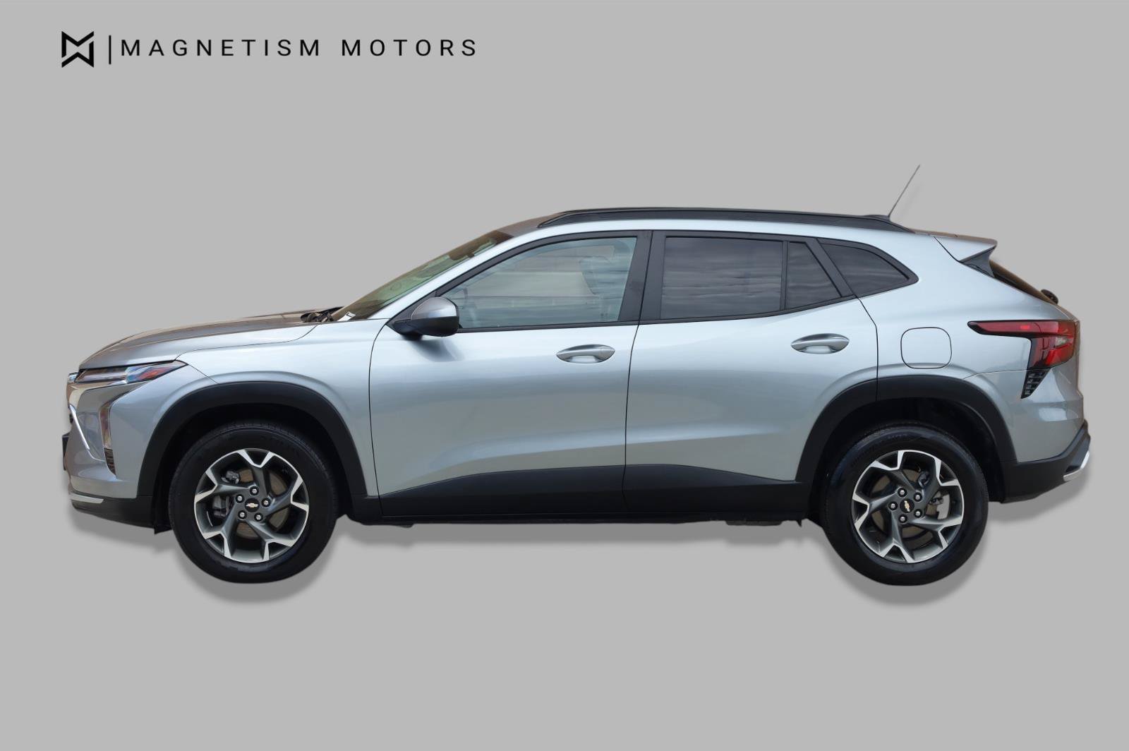 Used 2024 Chevrolet Trax LT FWD image 2