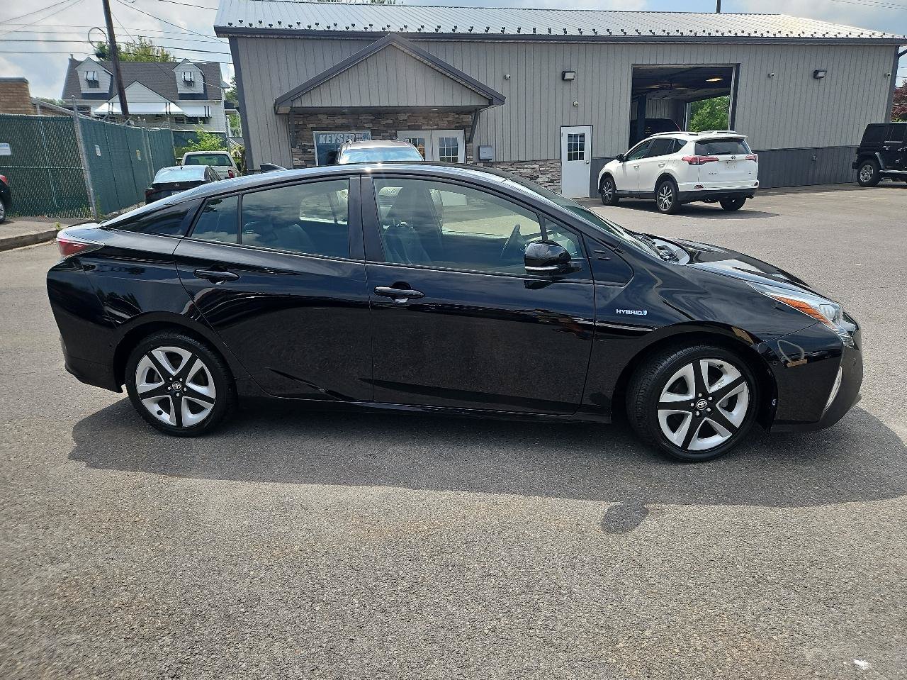 Used 2017 Toyota Prius Three Touring FWD image 2