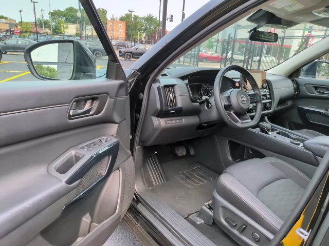 Used 2025 Nissan Pathfinder SV AWD/4WD image 9
