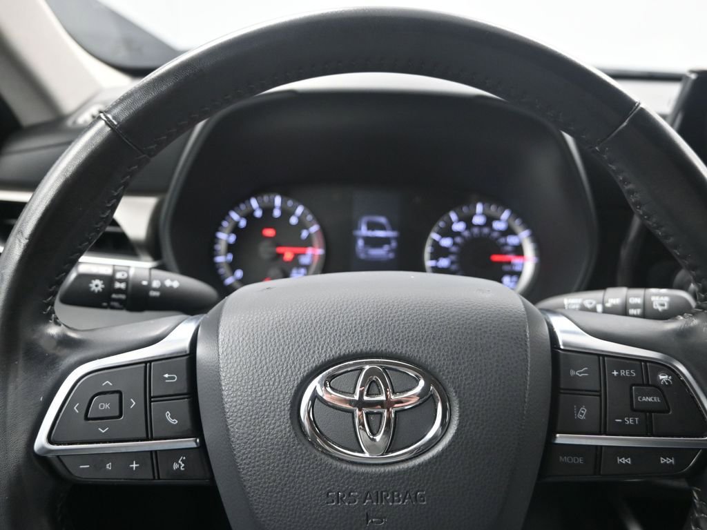 Used 2020 Toyota Highlander LE image 15