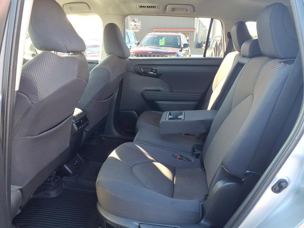 Used 2023 Toyota Highlander L image 5