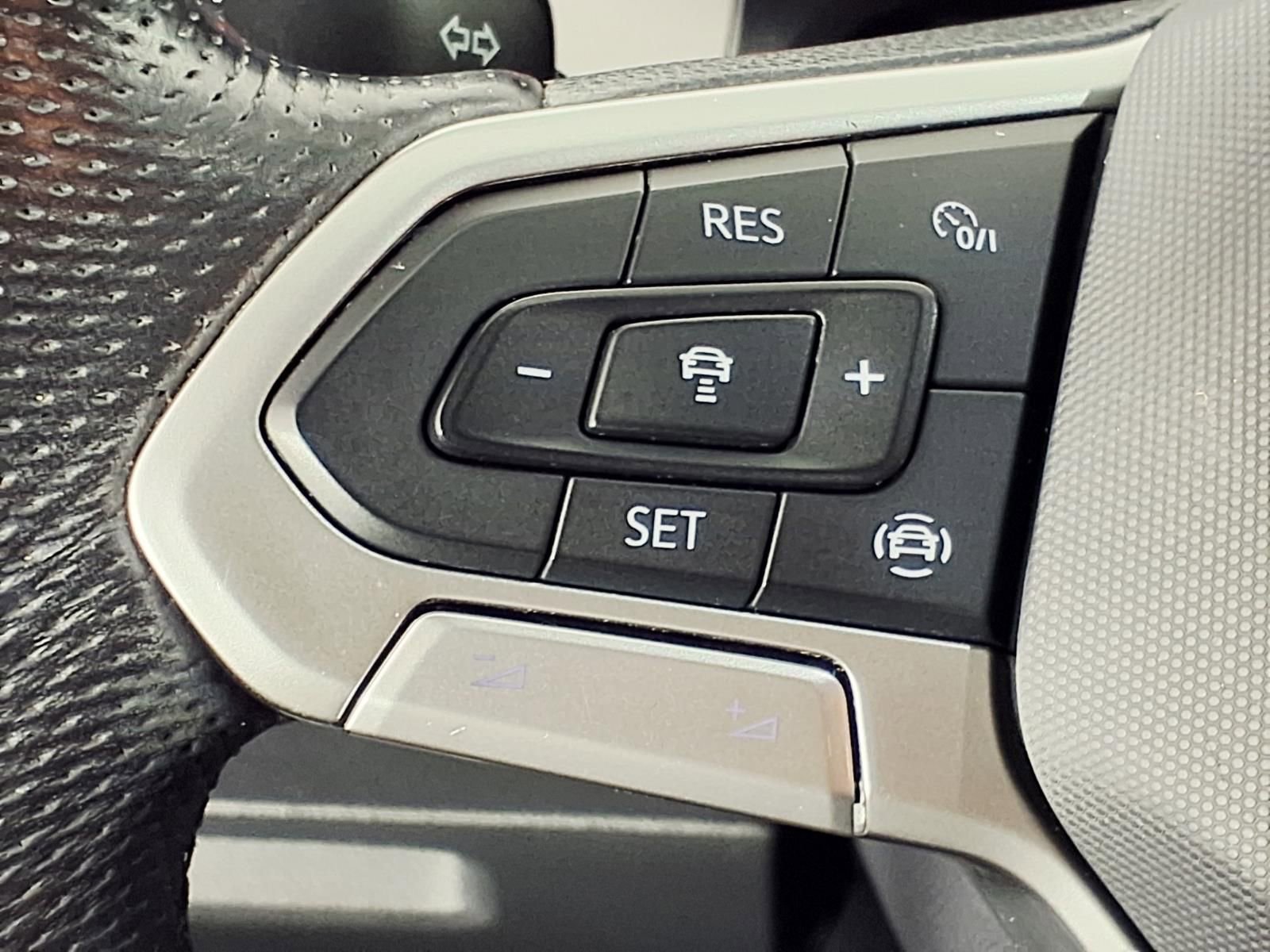 Used 2020 Volkswagen Atlas Cross Sport SE w/ Panoramic Sunroof Package image 17