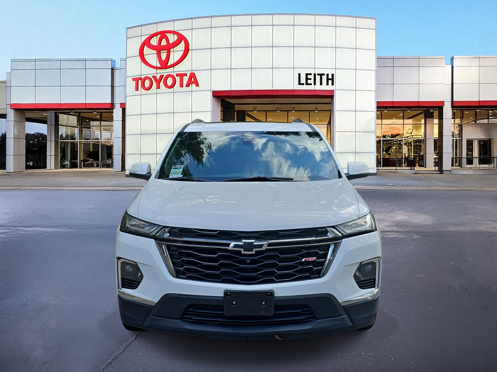 Used 2023 Chevrolet Traverse RS image 2