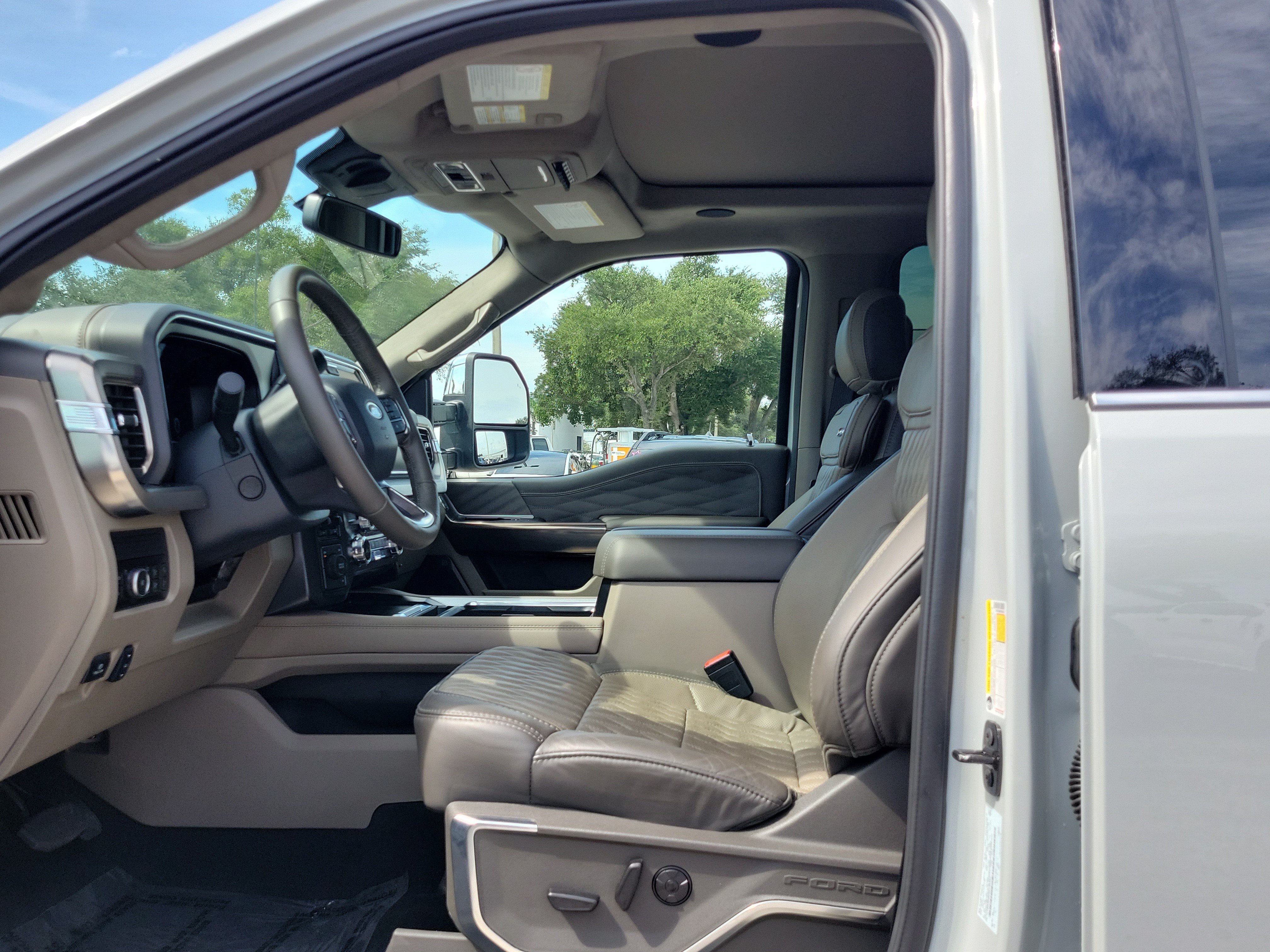 Certified 2025 Ford F350 Platinum w/ Platinum Plus Package AWD/4WD image 19