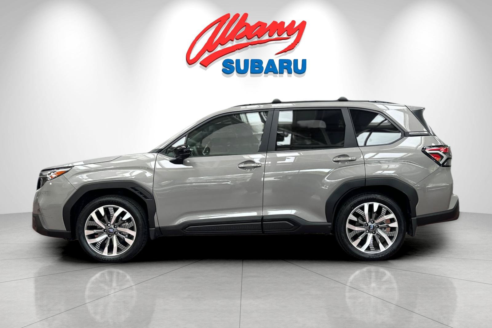 Used 2025 Subaru Forester Touring w/ Popular Package - Touring AWD/4WD image 8