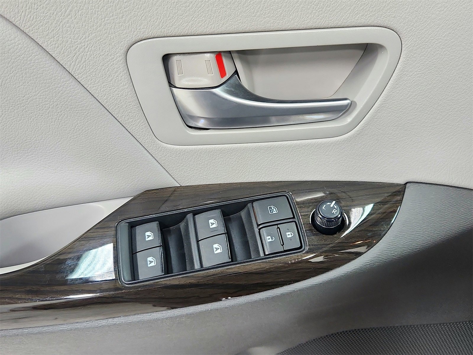 Used 2015 Toyota Sienna XLE Premium image 30