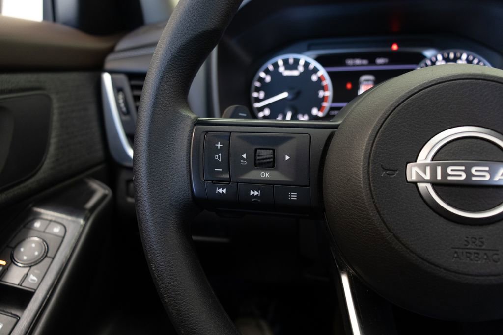 Used 2023 Nissan Rogue S image 25
