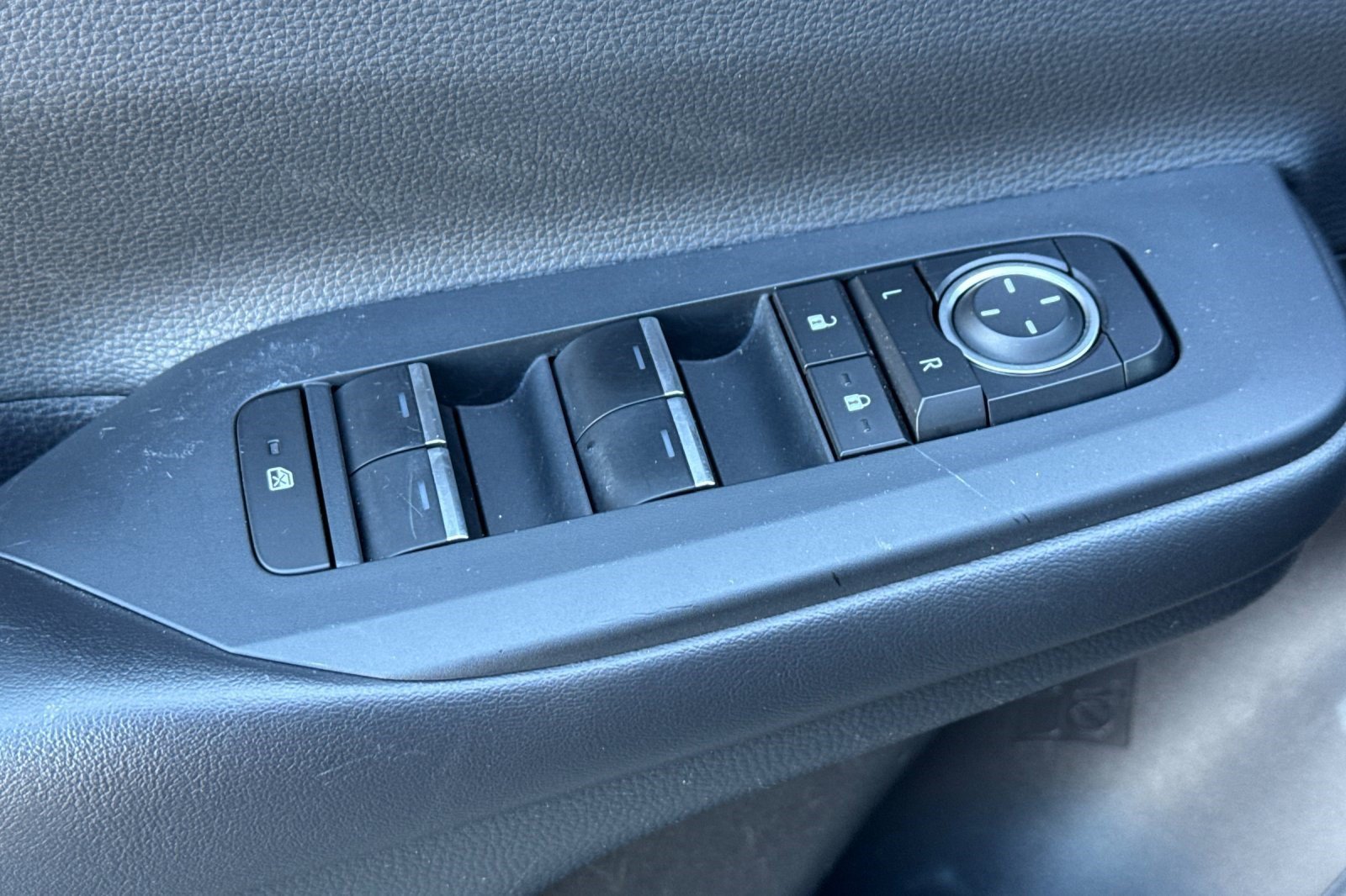 Used 2025 Toyota Prius FWD image 14