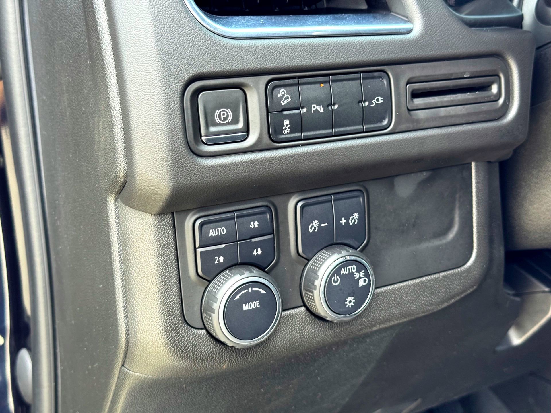 Used 2021 Chevrolet Tahoe Z71 w/ Rear Media and Nav Package image 14