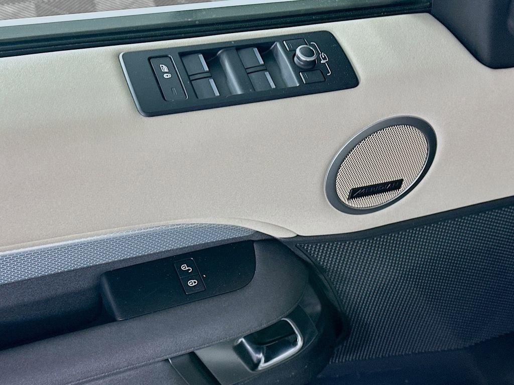 Used 2020 Land Rover Discovery Landmark image 24
