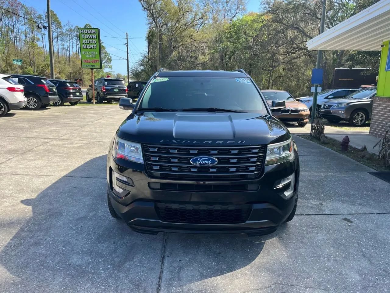 Used 2017 Ford Explorer XLT w/ Equipment Group 202A FWD image 2