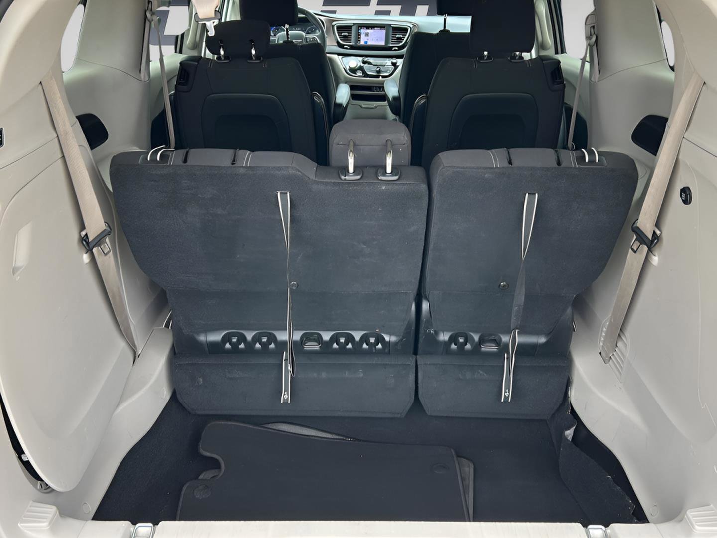 Used 2022 Chrysler Voyager LX FWD image 10
