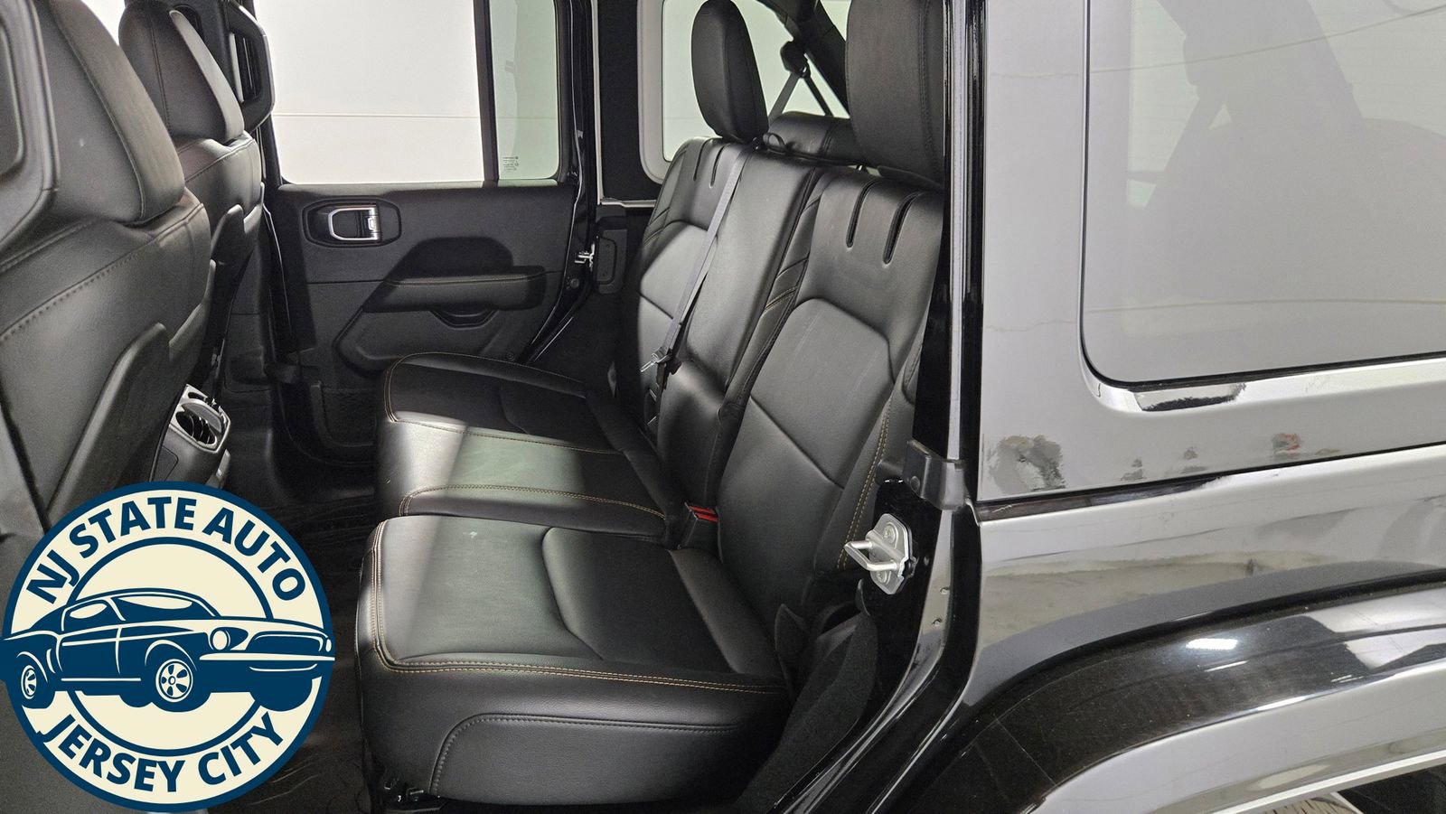 Used 2024 Jeep Wrangler Unlimited Sahara w/ Technology Group image 29