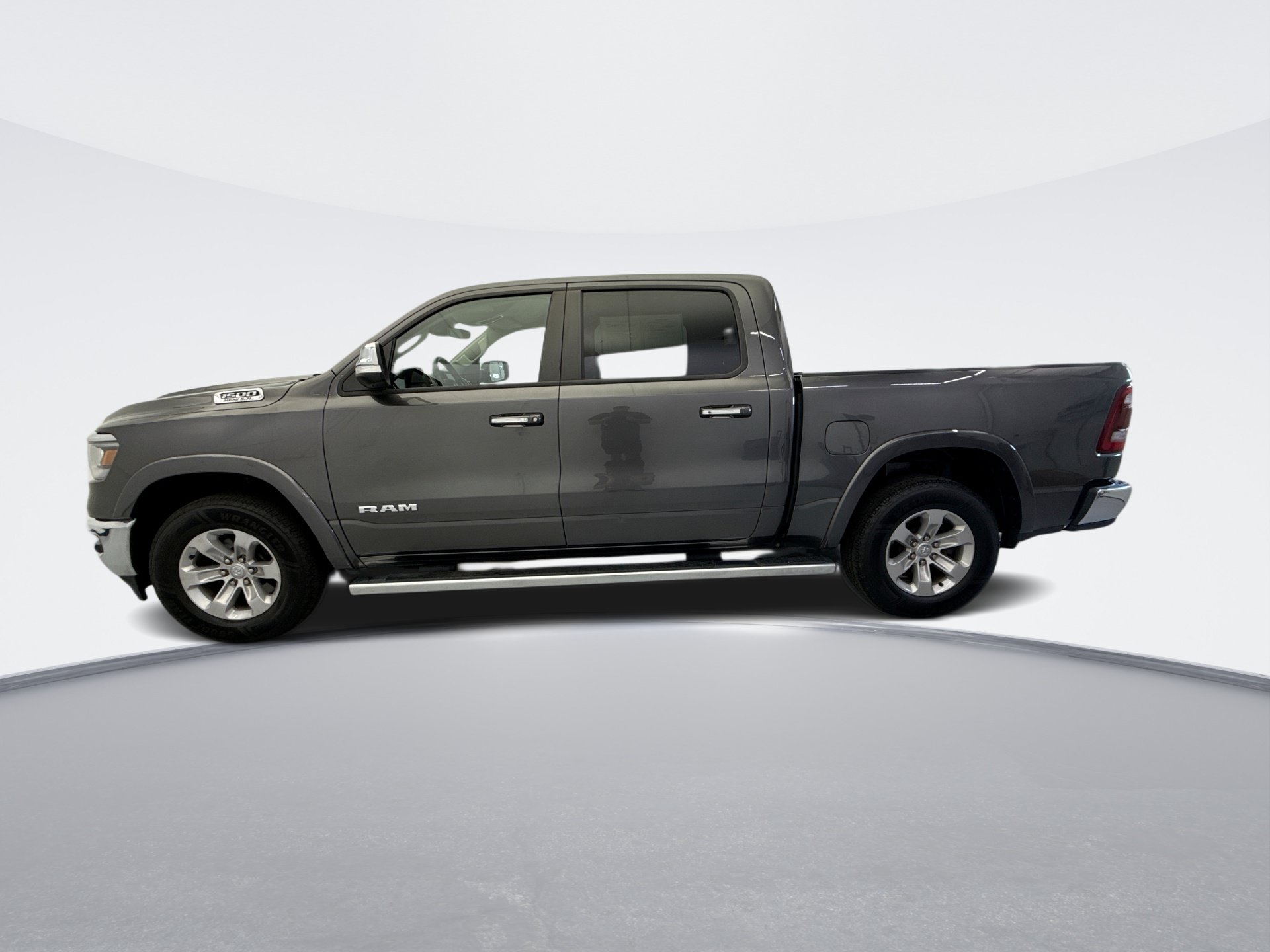 Used 2022 RAM 1500 Laramie AWD/4WD image 2