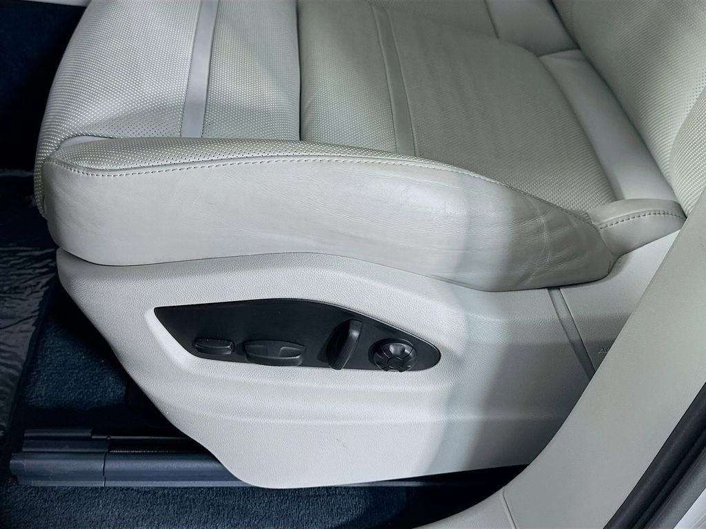 Certified 2023 Porsche Cayenne Platinum Edition image 22