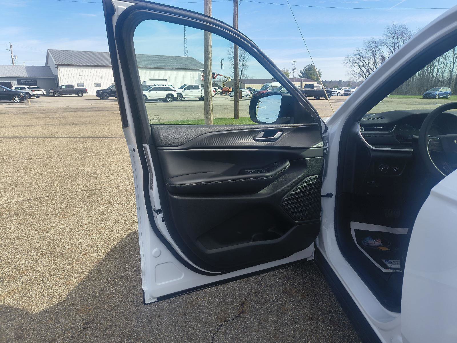 Used 2024 Jeep Grand Cherokee L Altitude AWD/4WD image 12