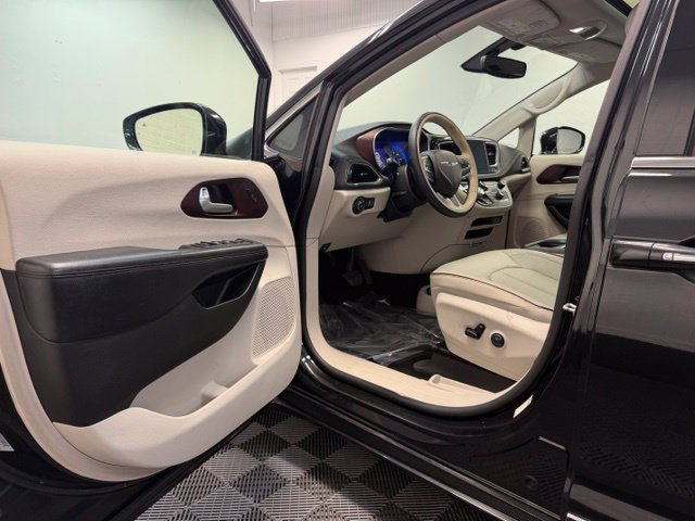 Used 2019 Chrysler Pacifica Limited FWD image 11