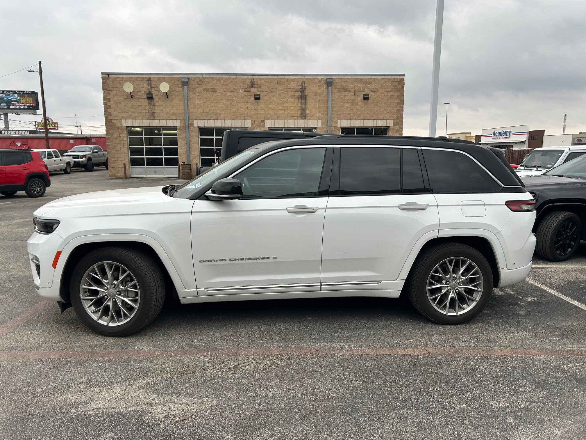 Used 2024 Jeep Grand Cherokee Summit image 10