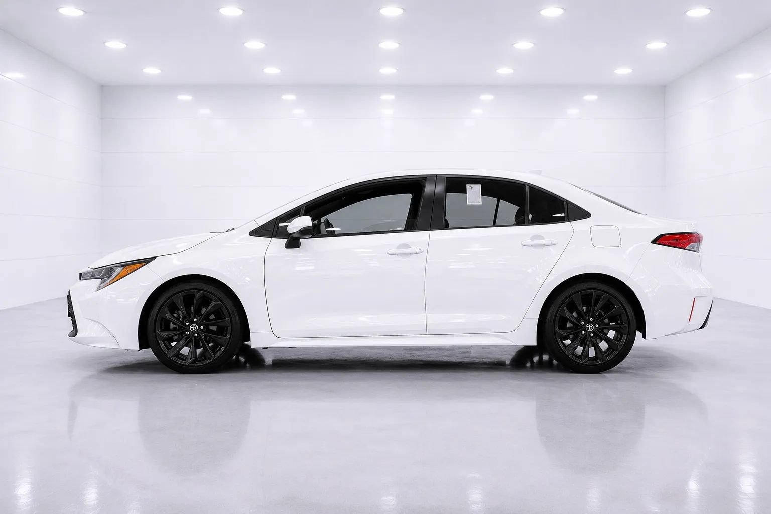 Used 2022 Toyota Corolla LE FWD image 2