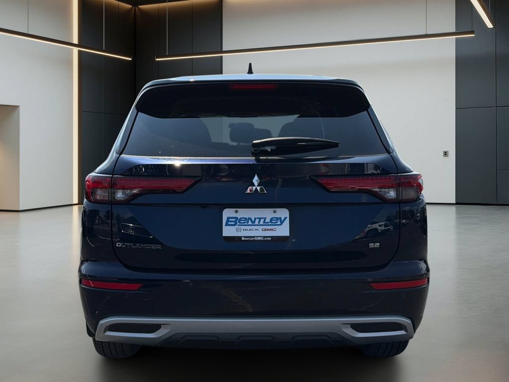 Used 2023 Mitsubishi Outlander SE FWD image 5