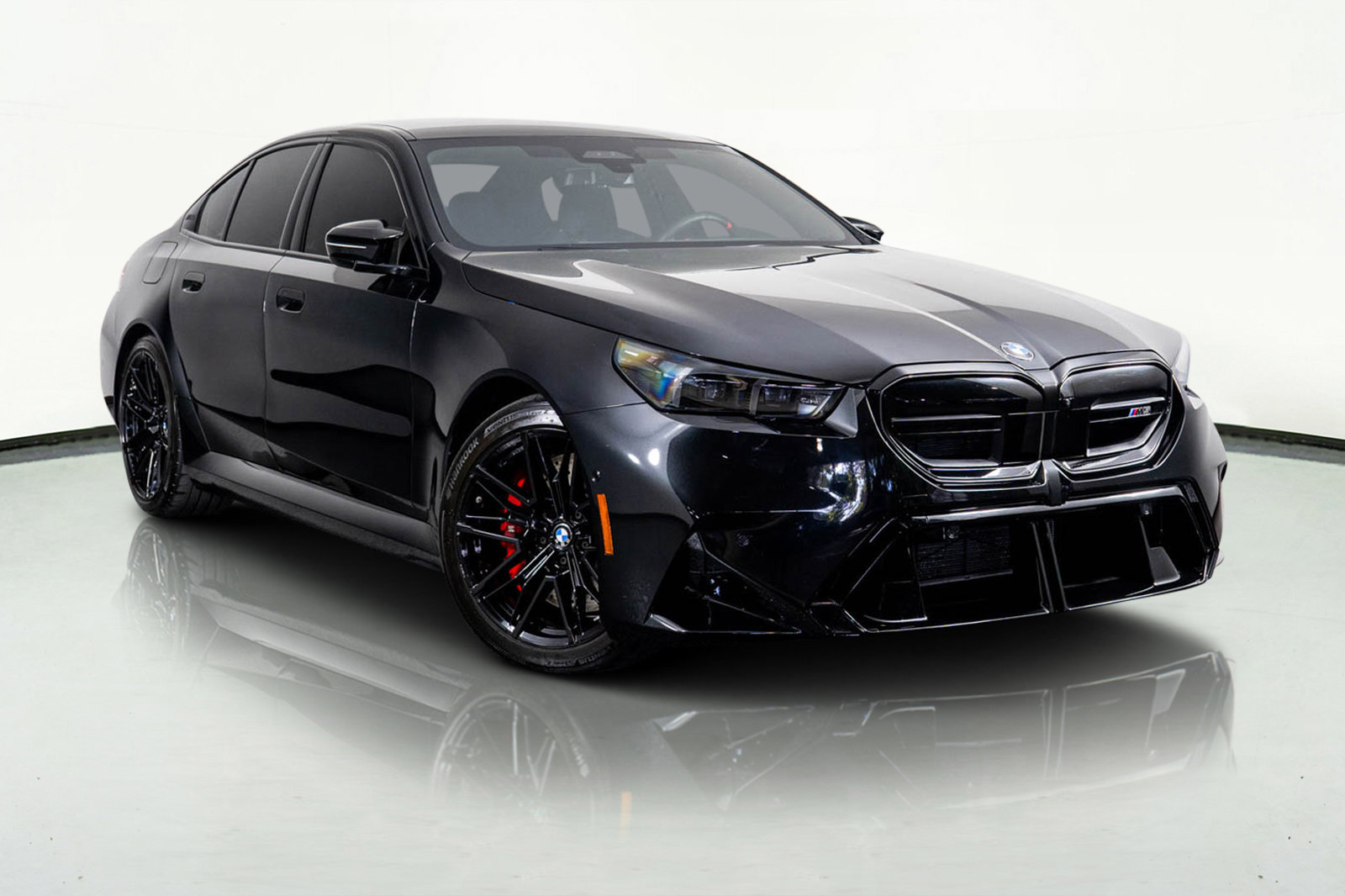 Used 2025 BMW M5 w/ Executive Package image 4