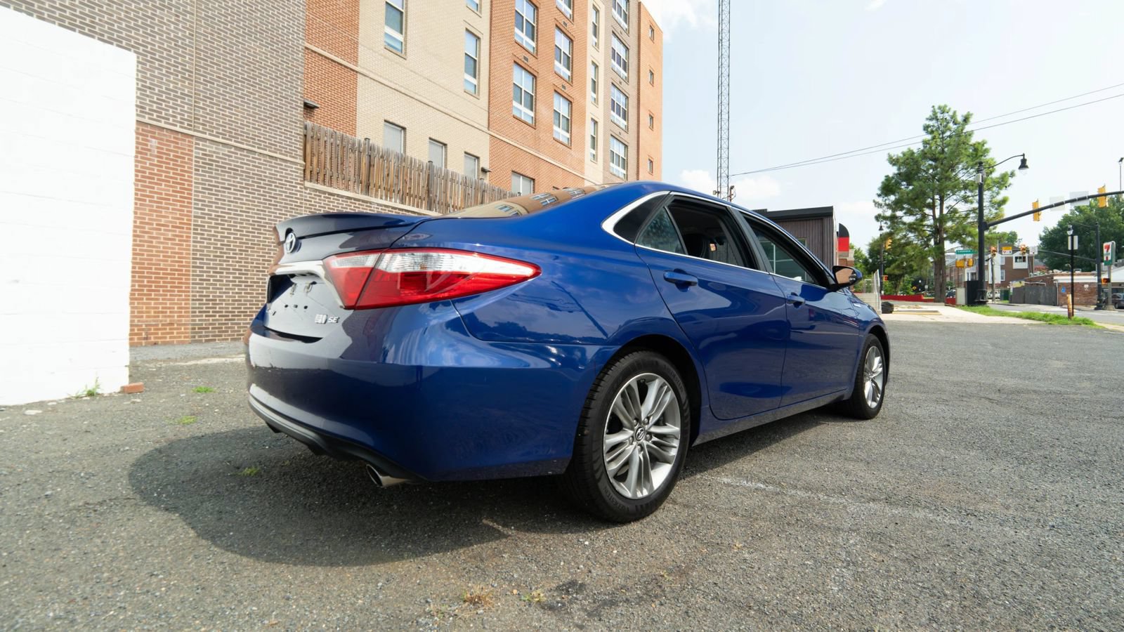 Used 2016 Toyota Camry SE FWD image 3