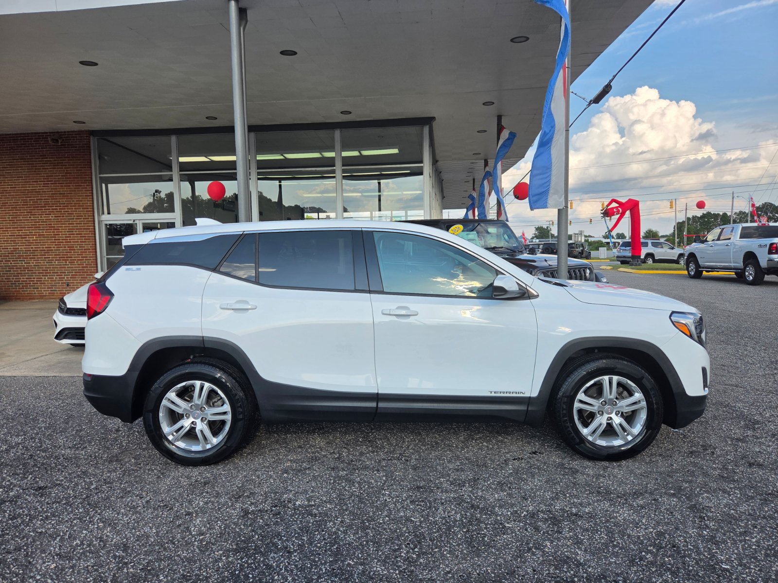 Used 2020 GMC Terrain SLE FWD image 2