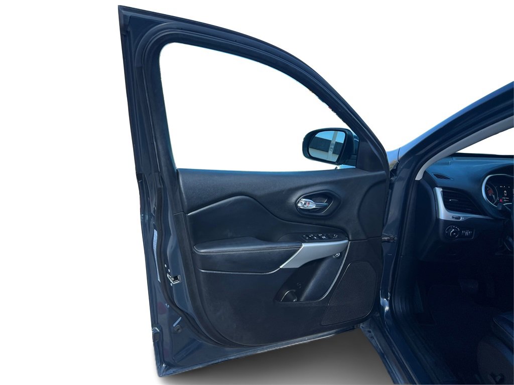 Used 2018 Jeep Cherokee Latitude Plus image 21