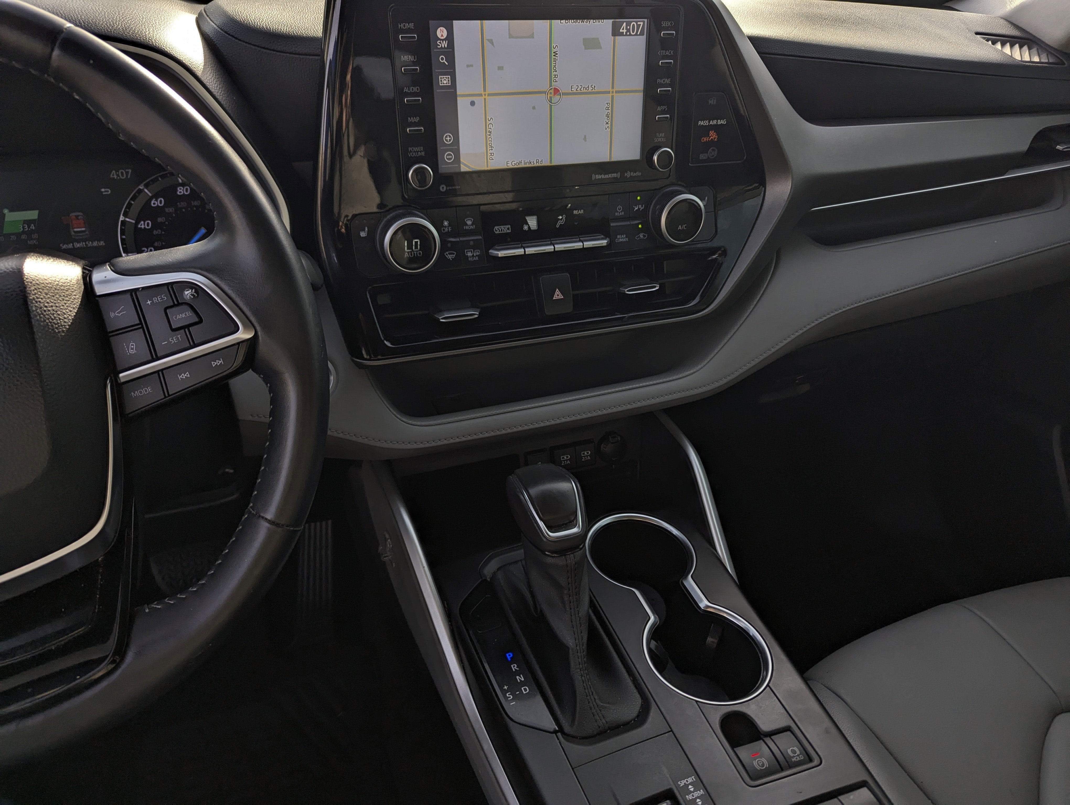 Used 2020 Toyota Highlander XLE image 11