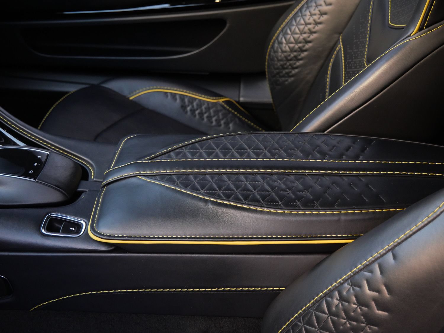 Used 2023 Aston Martin DBS Coupe RWD image 27