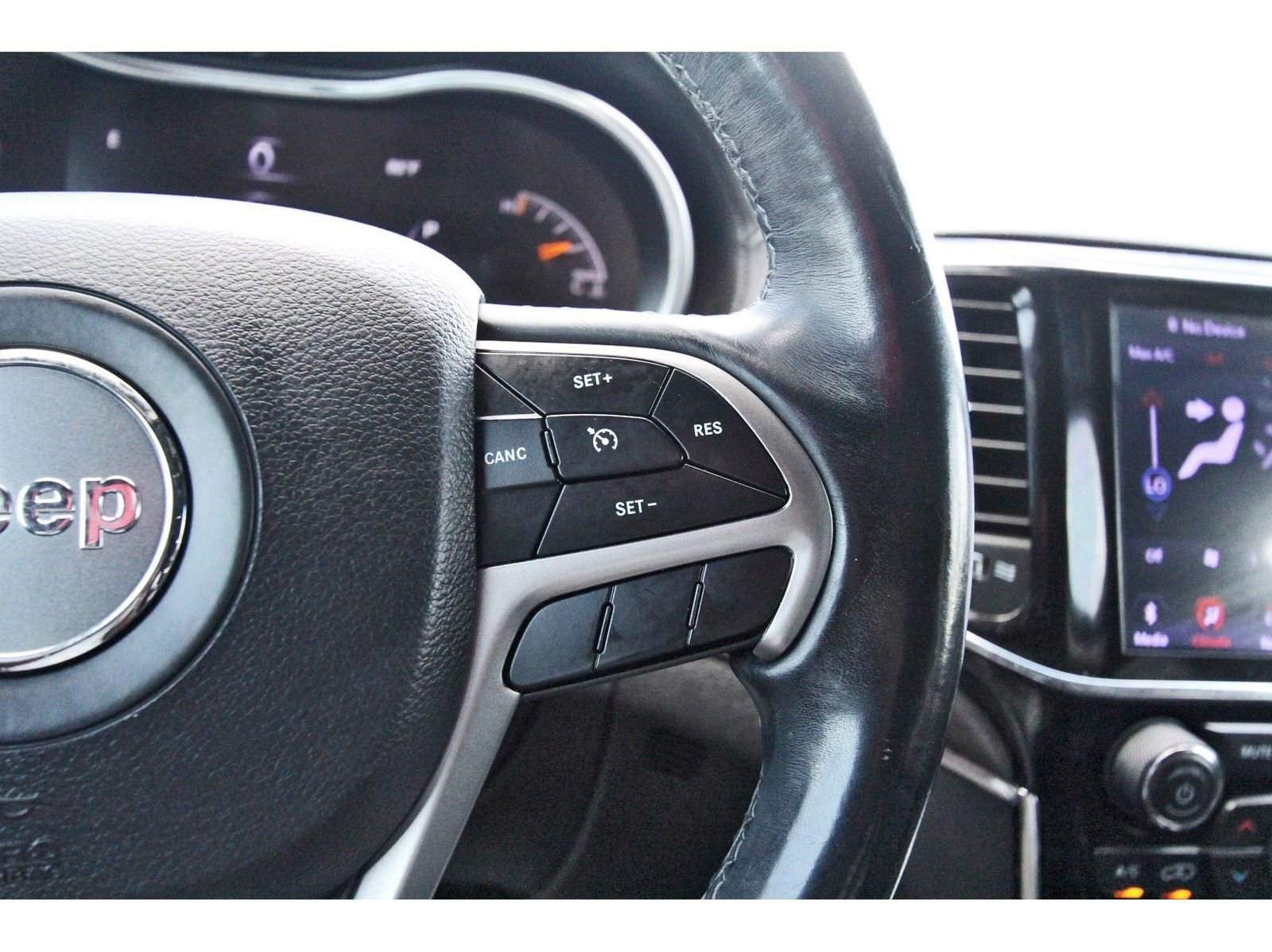 Used 2020 Jeep Grand Cherokee Overland RWD image 23