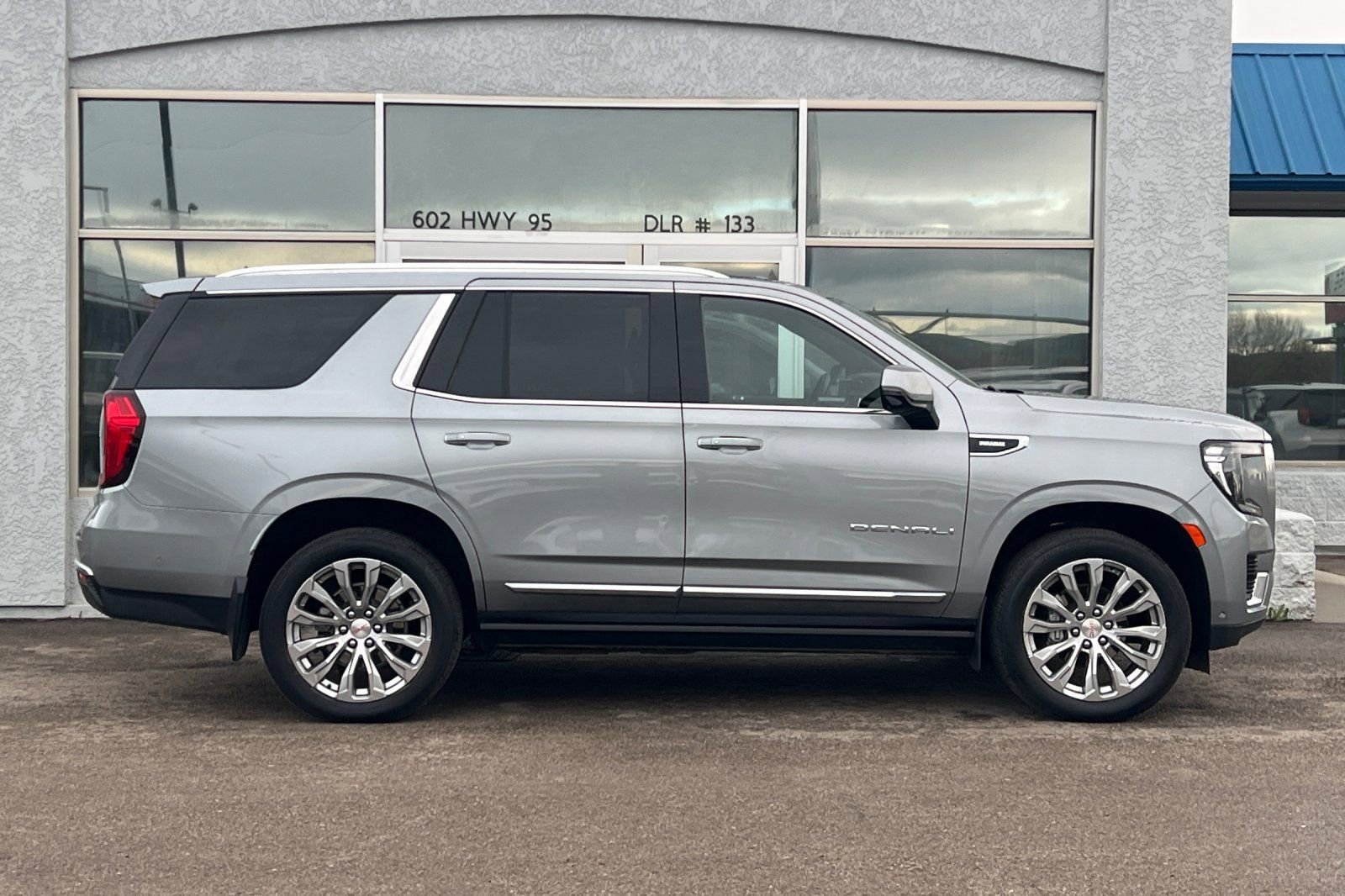 Used 2024 GMC Yukon Denali w/ Advanced Technology Package image 3