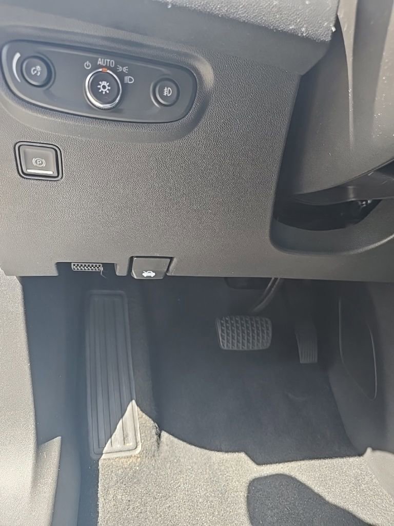 Used 2023 GMC Terrain SLT image 16