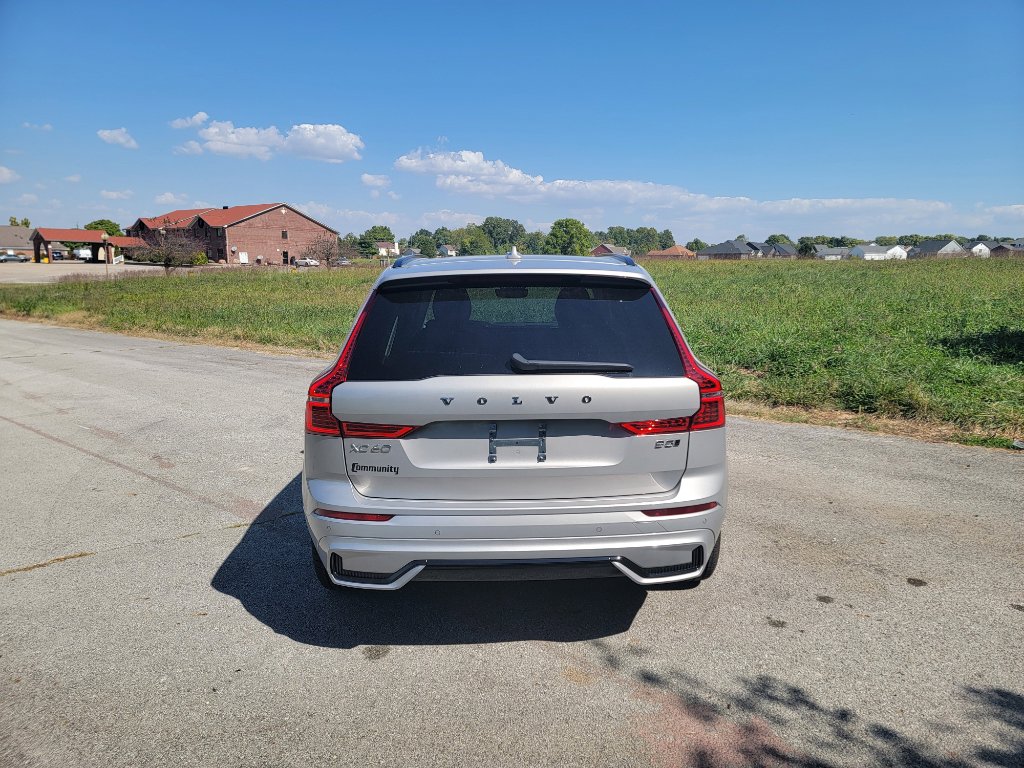Used 2025 Volvo XC60 B5 Plus image 11