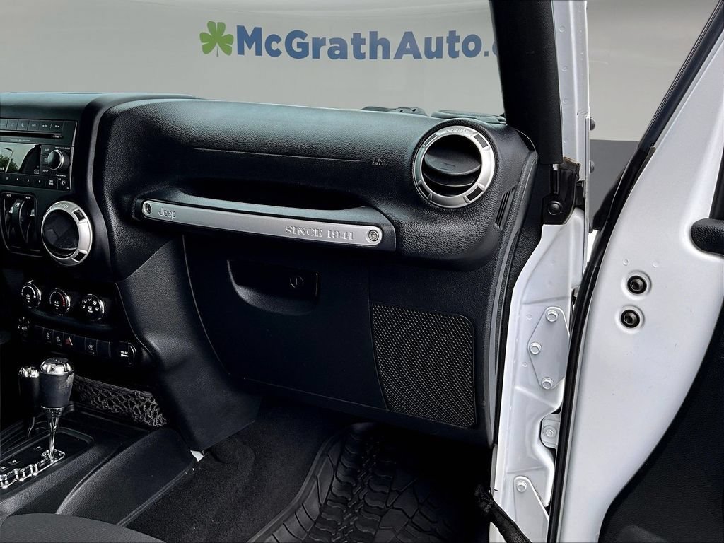 Used 2017 Jeep Wrangler Sahara w/ Connectivity Group AWD/4WD image 25