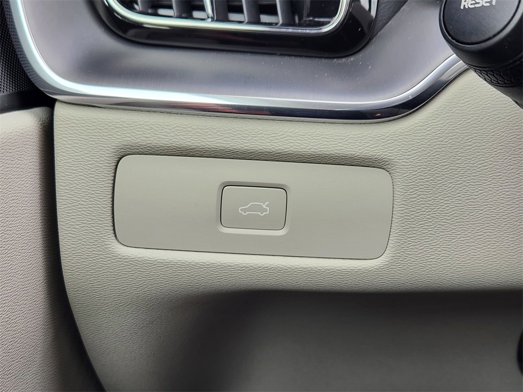 Used 2025 Volvo XC60 B5 Core w/ Protection Package Premier image 24
