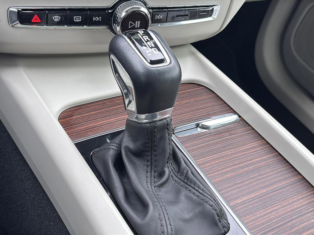 Used 2021 Volvo XC60 T5 Momentum w/ Premium Package image 35