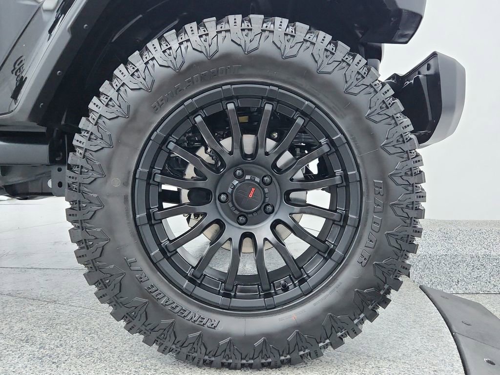 Used 2025 Jeep Gladiator Sport image 14