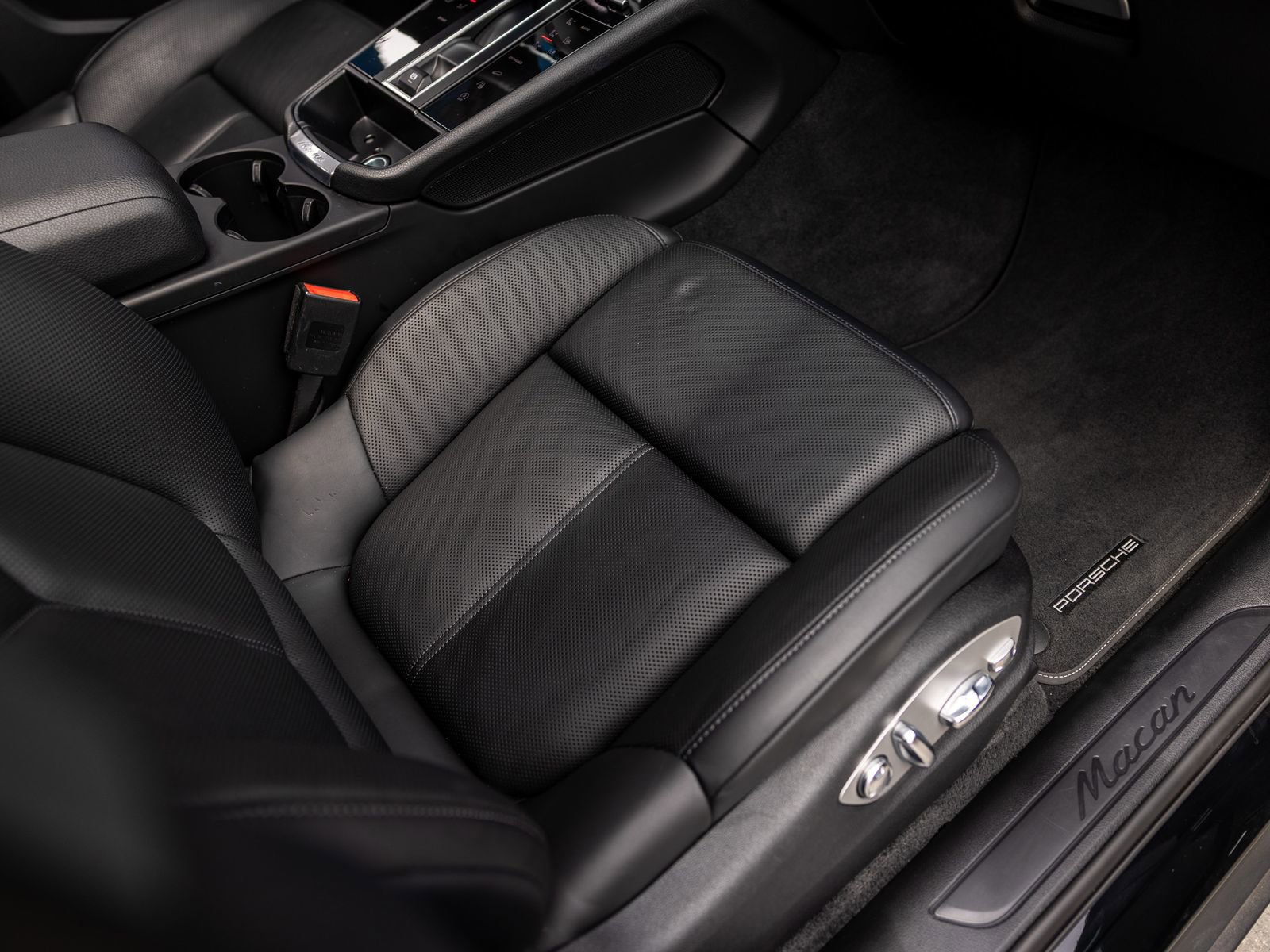 Certified 2023 Porsche Macan AWD/4WD image 52