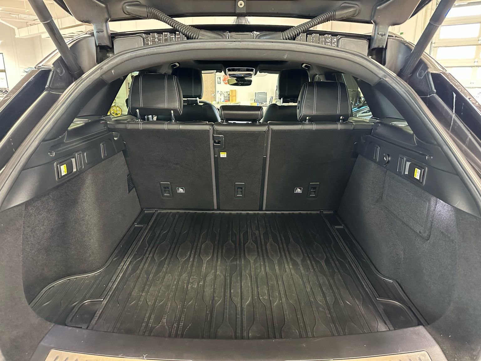 Used 2019 Land Rover Range Rover Velar R-Dynamic SE image 43