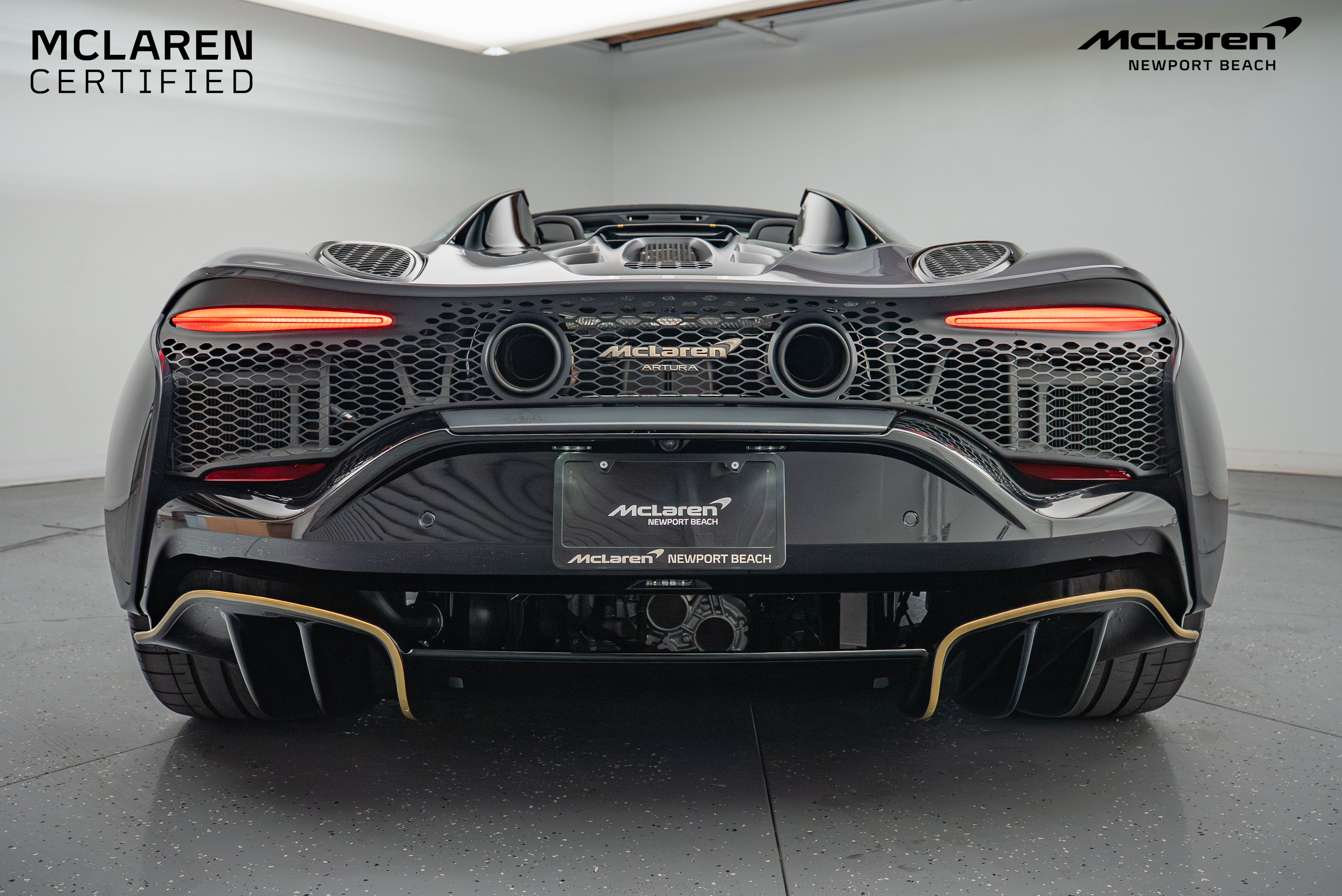 Used 2025 McLaren Artura Spider image 18