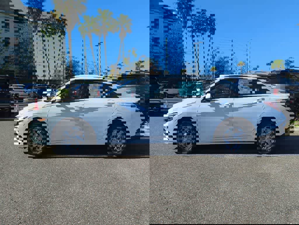 New 2026 Hyundai Elantra SE image 3