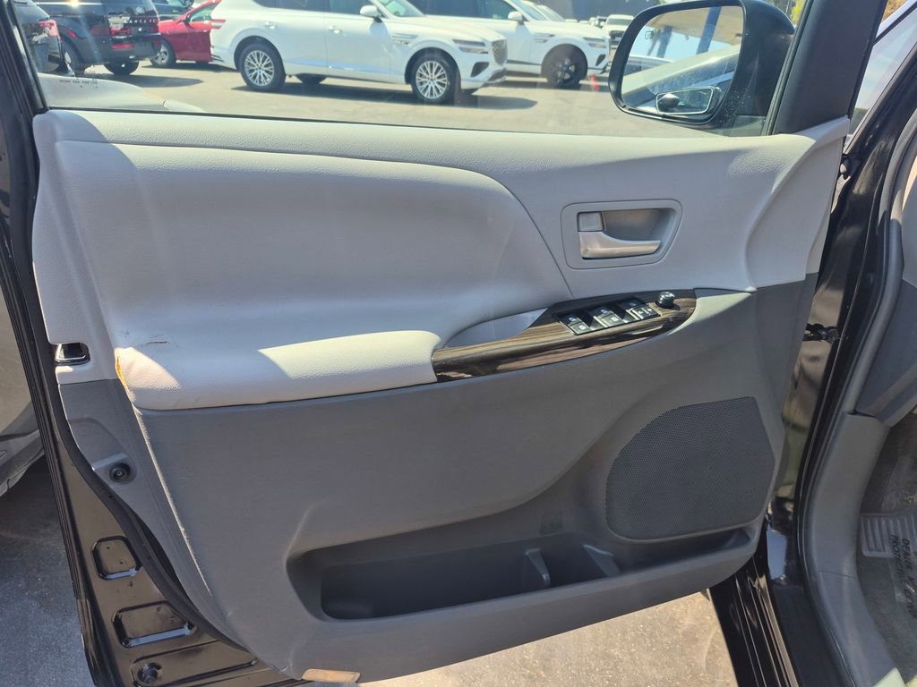 Used 2015 Toyota Sienna XLE w/ XLE Navigation Package image 19