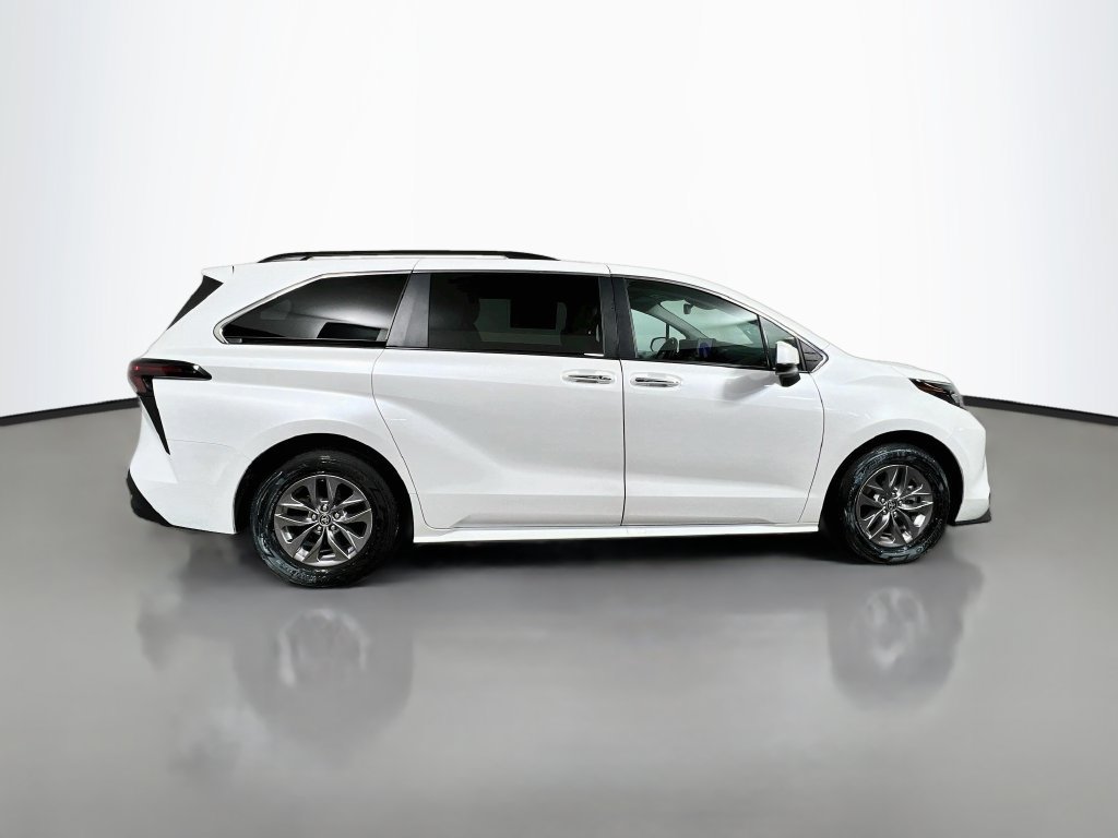 Used 2025 Toyota Sienna XLE FWD image 2
