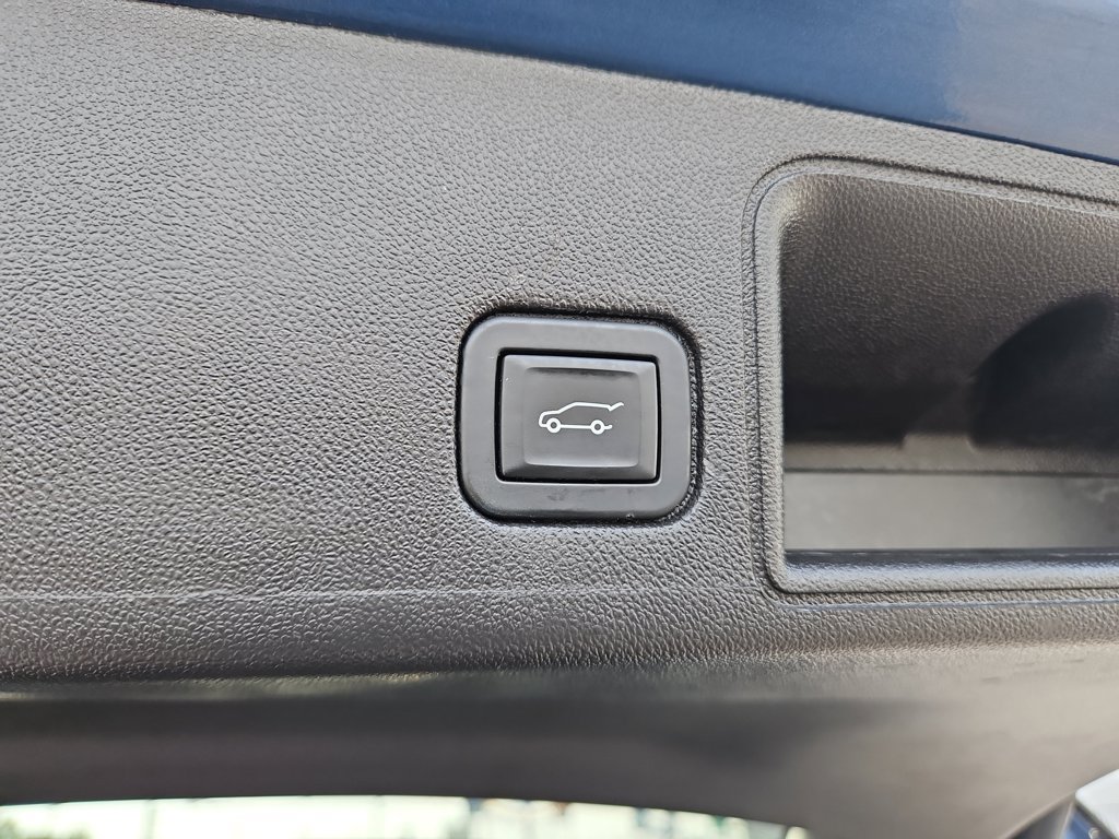Used 2024 GMC Terrain SLT AWD/4WD image 12