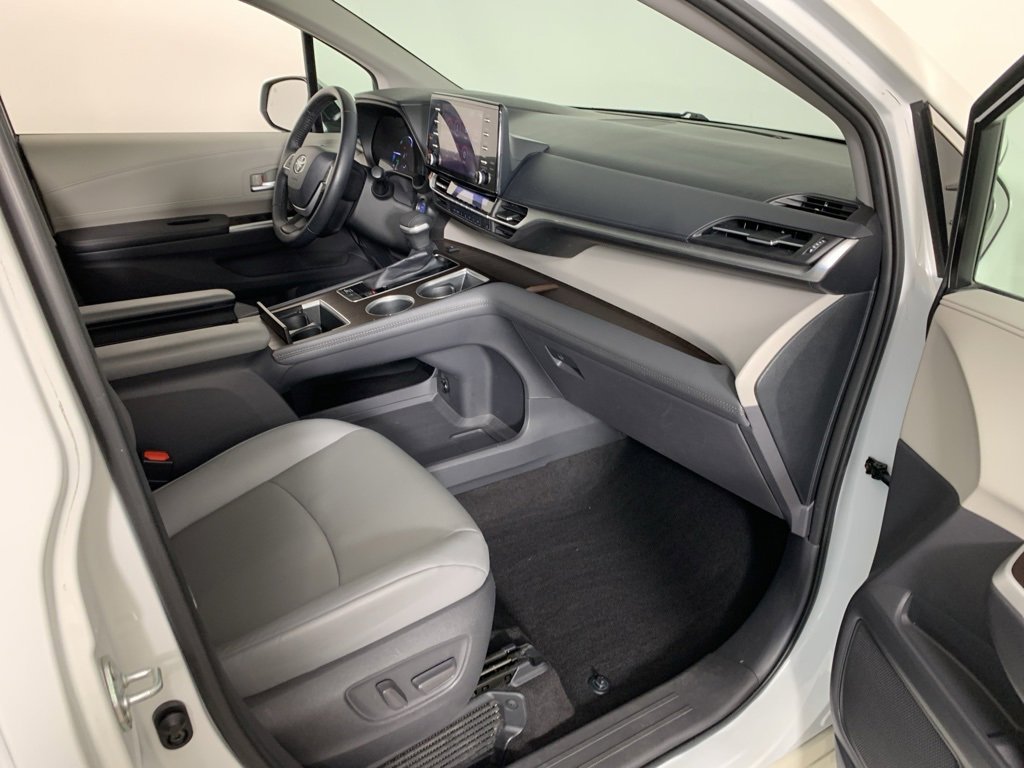 Used 2021 Toyota Sienna XLE image 41